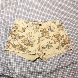 🌻3/$20 Blu Pepper floral raw hem jean short med